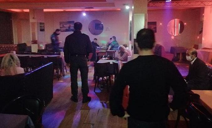 Bahçelievler'de sokağa çıkma kısıtlamasında müzikholde eğlenenlere baskın