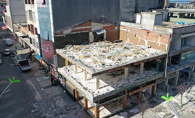 Rize'de, binaların taşıyıcı kolonlarını kaldırmışlar