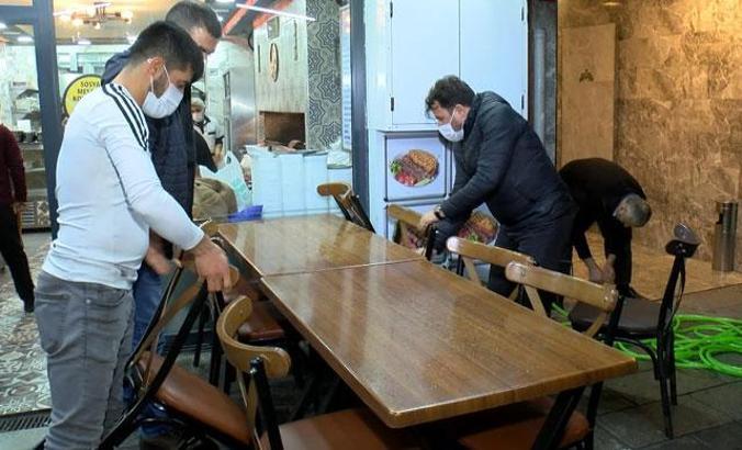 İstanbul'da kademeli normalleşme: İş yerleri geceden hazırlık yaptı