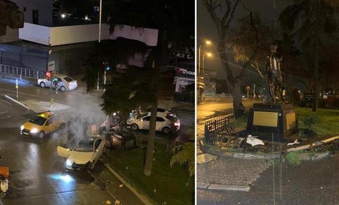 Kadıköy'deki Alex De Souza heykeline otomobil çarptı