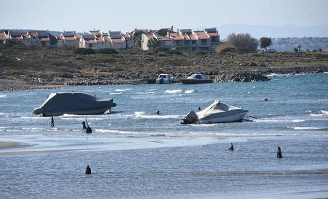 Çeşme'de deniz çekildi, tekneler karaya oturdu