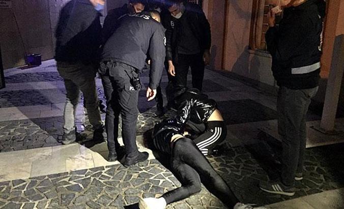 İçki içtikleri kadınları darp ettiler