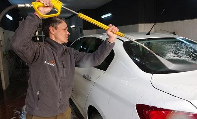 Kadın oto yıkamacıyı görenler şaşkınlık yaşıyor