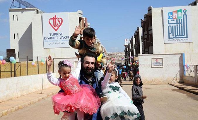 Dizi oyuncuları Suriye’de yetimlerin gönlünü fethetti