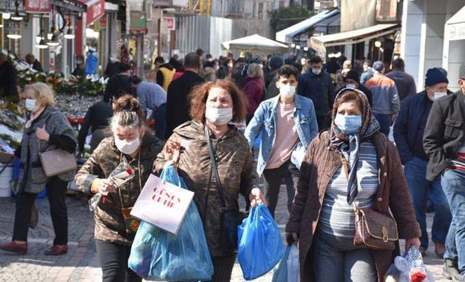 'Çok yüksek riskli' Edirne'de cadde ve sokaklarda insan yoğunluğu