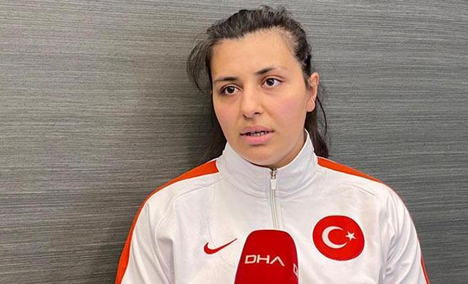 Ailesinden gizli başladığı atletizmde madalyadan madalyaya koşuyor