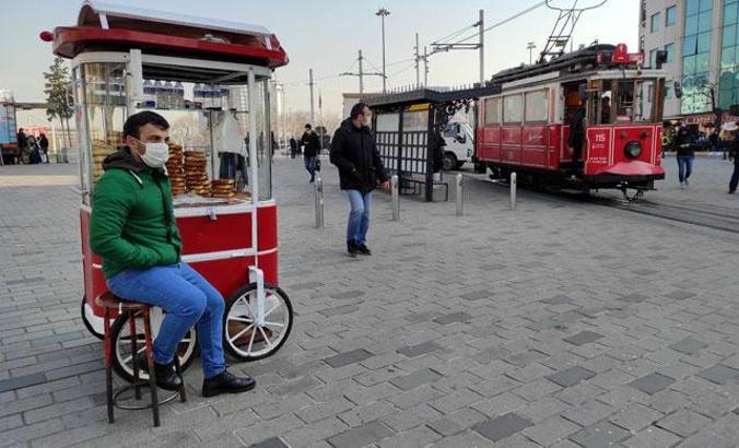 Taksim'in simgesi simitçiler, 6 aylık aradan sonra tezgahlarının başına geçti