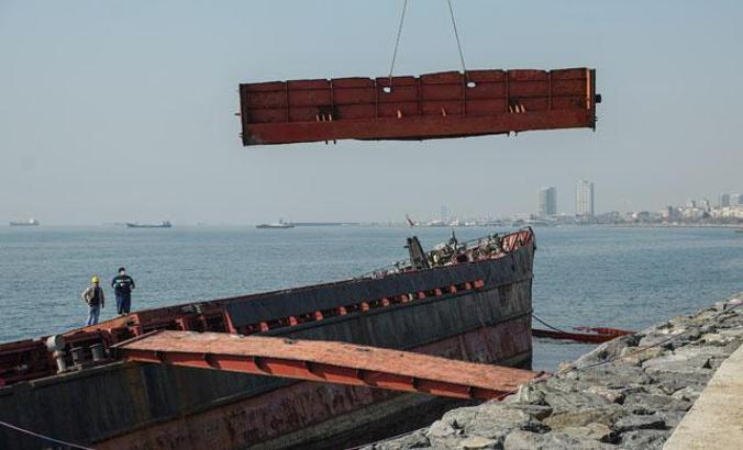 Zeytinburnu'nda karaya oturan geminin sökülen parçaları karaya taşınıyor