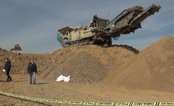 Taş kırma makinesinin haznesine düşen operatör öldü