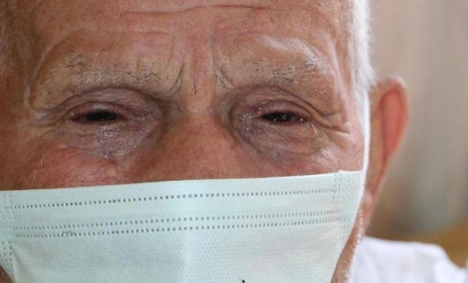 Aşı ekibini gören Sıddık dedenin sevinç gözyaşları