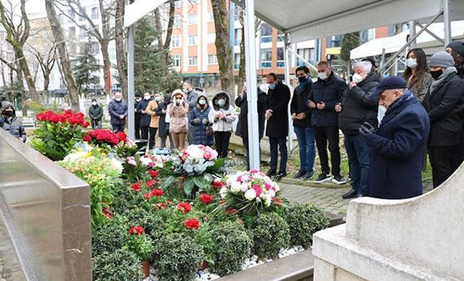 İran'daki jet kazasında ölen Mina Başaran mezarı başında anıldı