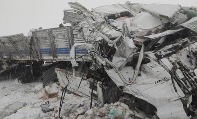Ağrı’da TIR şarampole devrildi: 2 ölü