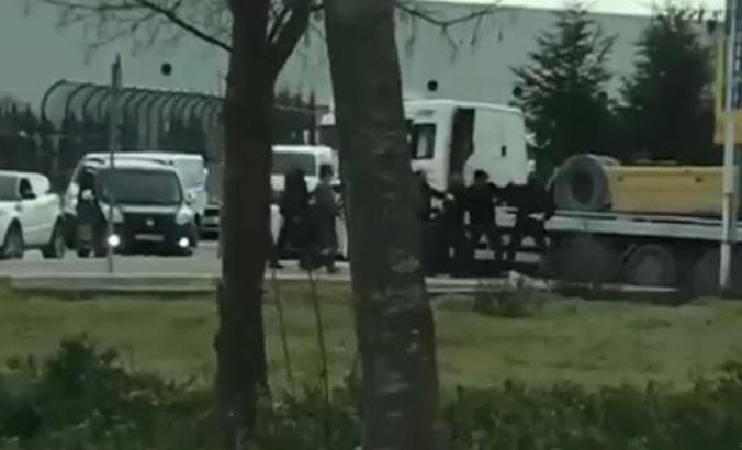 Ataşehir'de trafikte yol verme kavgası kamerada