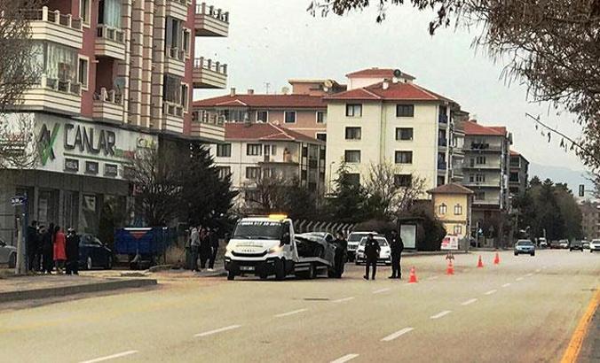 Duvara çarpıp devrilen otomobil, kaldırımdaki yayaları ezdi: 7 yaralı