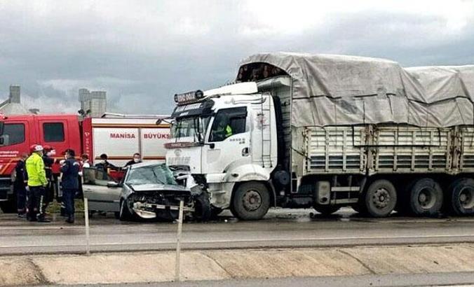 Soma'da refüjü aşıp karşı şeride geçen otomobil, kamyonla çarpıştı: 4 ölü