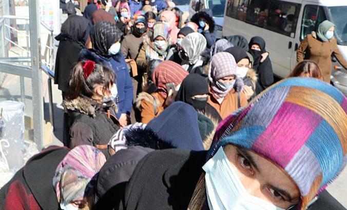 'İndirim' duyulunca koronavirüs hiçe sayıldı; metrelerce kuyruk oluştu