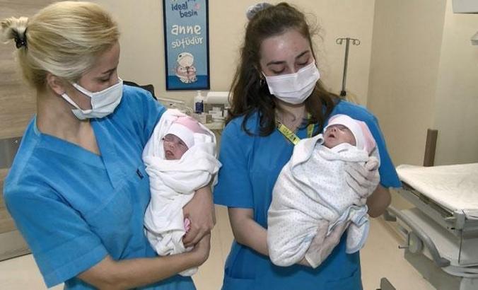 Mucize ikizler: Koronavirüsle erken doğdular, 2 ay sonra annelerine kavuştular