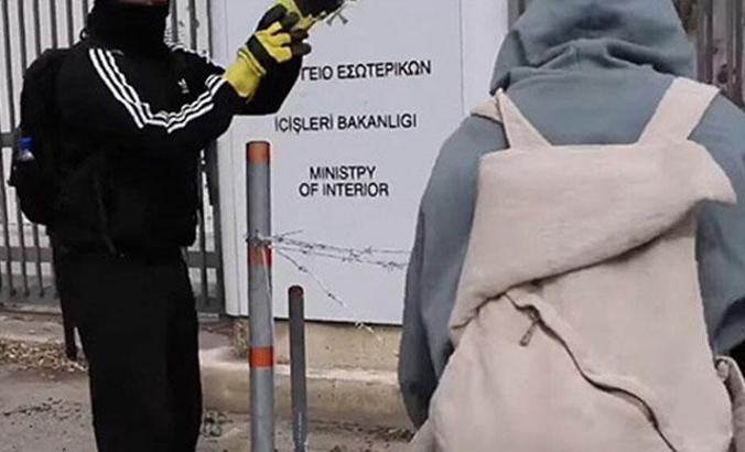 GKRY’de ‘11 kilometrelik öfke’ dinmiyor:  Dikenli teller Rum İçişleri Bakanlığı’nın kapısına örüldü