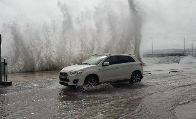 Sinop’ta dev dalgalar karayoluna taştı
