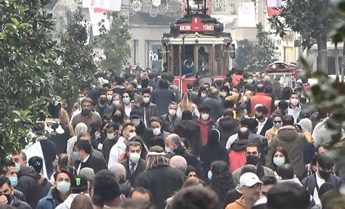 İstiklal Caddesi'nde endişelendiren kalabalık