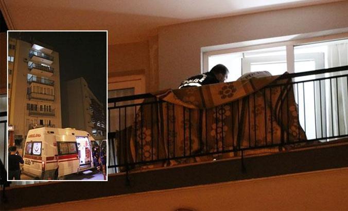 Apartman dairesine çatıdan girip eşini defalarca bıçaklayıp öldürdü