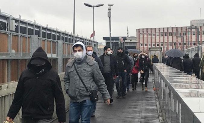 Cevizlibağ'da metrobüs ve tramvaylarda yoğunluk
