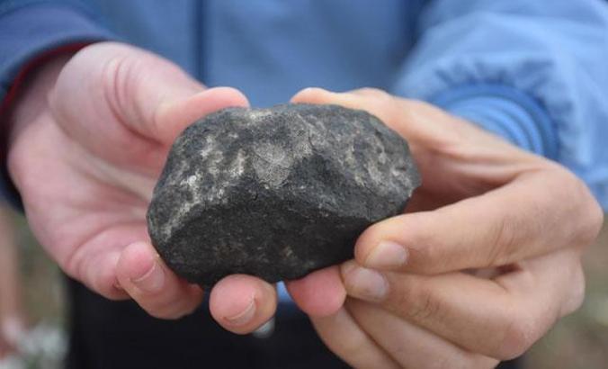 2 işçi buldukları gizemli taşın sırını çözmeye çalışıyor