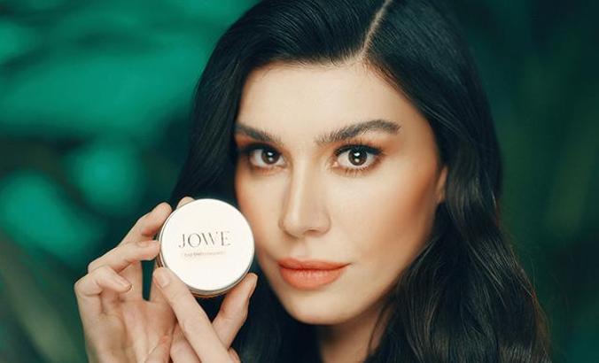 Burcu Kıratlı, kaş şekillendirici ürünün reklam yüzü oldu