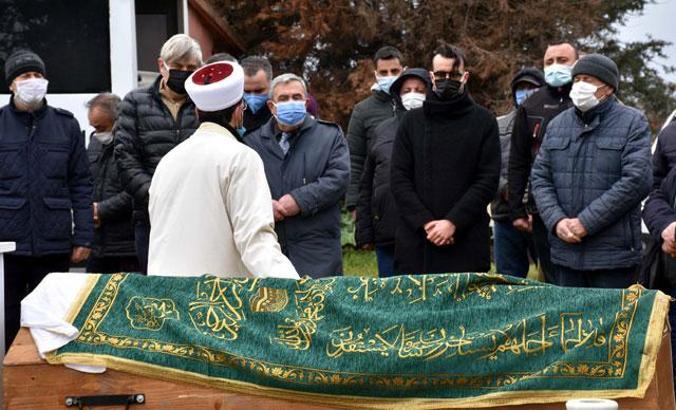 Müzisyen Cem Adrian, babasını son yolculuğuna uğurladı