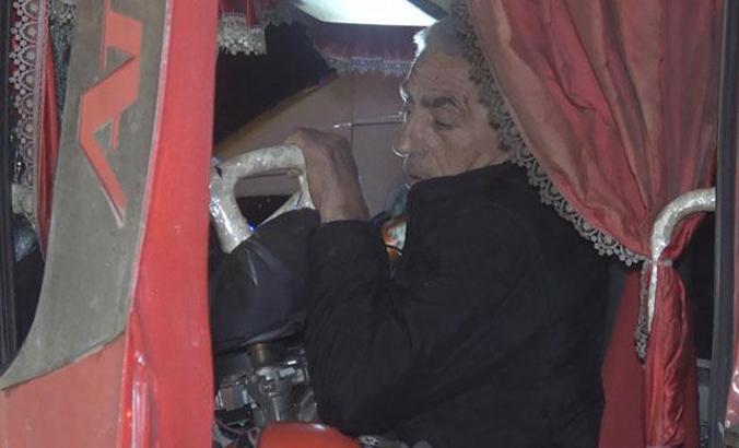 Kamyon trafik levhasına çarptı: Araçta sıkışan sürücü 1 saatte kurtarıldı