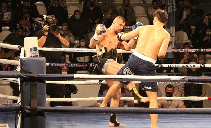 40 kick boks sporcusu Kocaeli’de kozlarını paylaştı