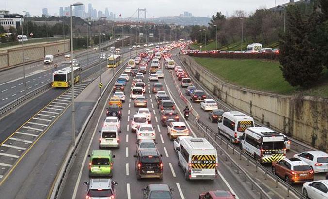 Sokağa çıkma kısıtlamasının ardından 15 Temmuz Şehitler Köprüsü'nde trafik yoğunluğu