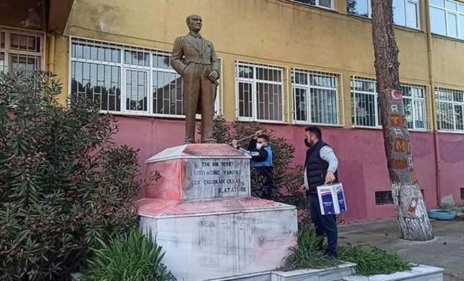 Tekirdağ' da Atatürk heykeline çirkin saldırıda bulunan şüpheli görüntüden tespit edildi
