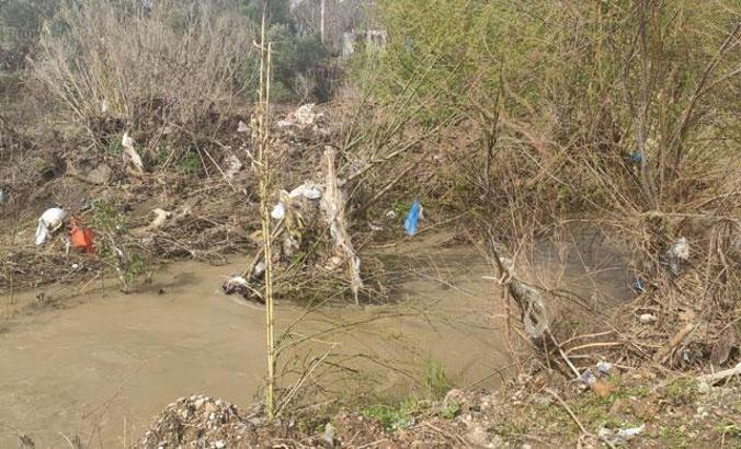 Çöplüğe dönen Çamlıçay Deresi'nde taşkın alarmı