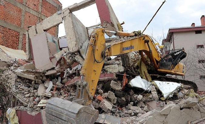 İş makinesi operatörü, yıkım gerçekleştirdiği binanın altında kaldı