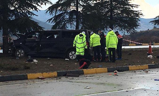 Isparta'da minibüsle hafif ticari araç çarpıştı: 3 ölü, 8 yaralı