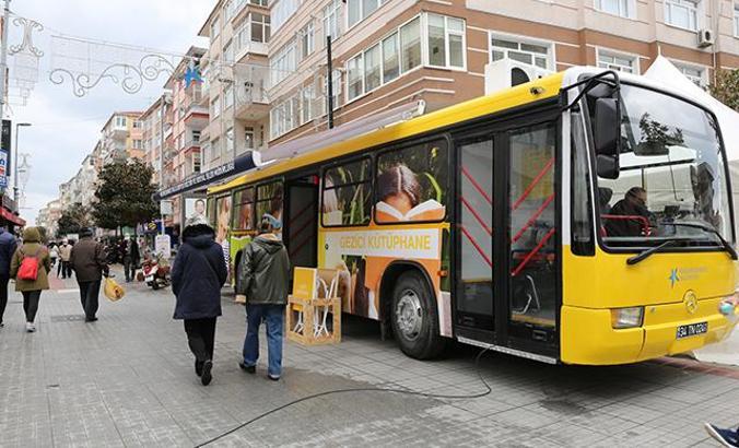 Gezici kütüphane Küçükçekmece meydanlarında