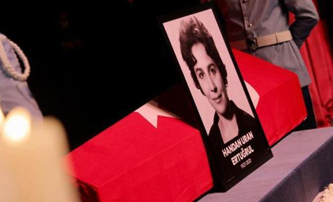 Tiyatro sanatçısı Handan Ertuğrul için Harbiye Muhsin Ertuğrul Sahnesi'nde tören düzenlendi