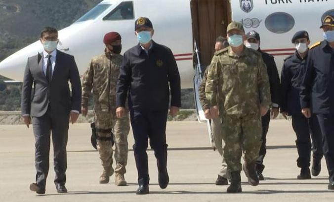 Bakan Akar'dan Gökçeada'daki komando birliğine ziyaret