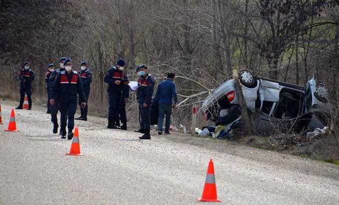 Otomobil şarampole devrildi; sürücü yaralandı, annesi öldü