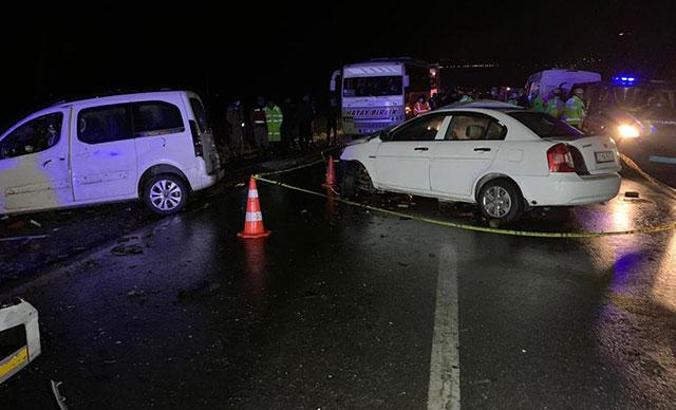 Gaziantep'te otomobil ile hafif ticari araç çarpıştı; 2 ölü, 10 yaralı