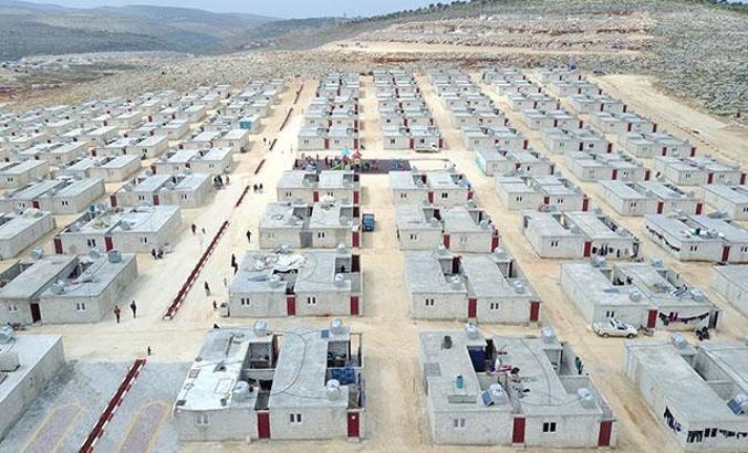 İdlib'te çadırda yaşayan Suriyelilere Kızılay'dan briket ev