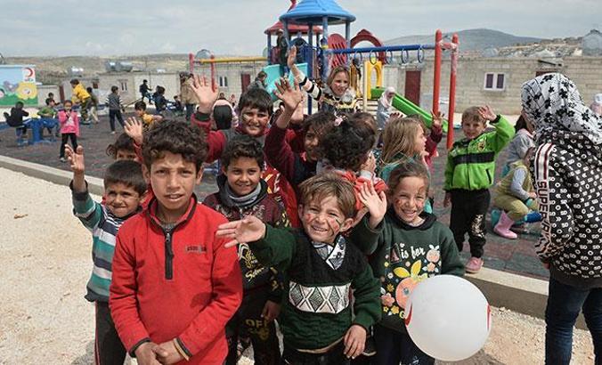 Briket evlerine kavuşan Suriyeli çocuklar, ilk kez parkta oyun oynadı