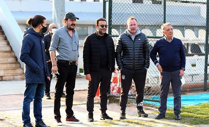 Beşiktaş Başkanı Ahmet Nur Çebi ve yöneticiler, futbol takımın antrenmanını takip etti