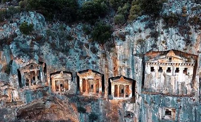 Kaunos Antik Kenti'ndeki kaya mezarlarında yok olma tehlikesi