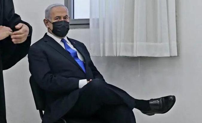 Yolsuzluktan yargılanan Netanyahu'ya ''bacak bacak'' üstüne poz tepkisi