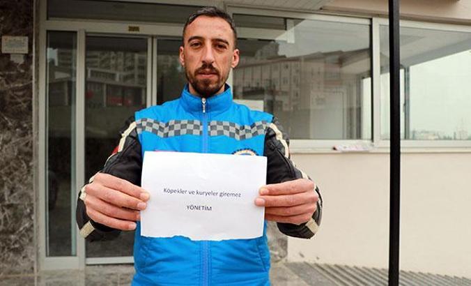 Apartmanın girişindeki 'köpekler ve kuryeler giremez' yazısına tepki