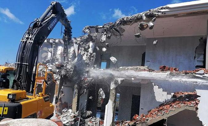 Bodrum'da kaçak yapıların yıkımı sürüyor