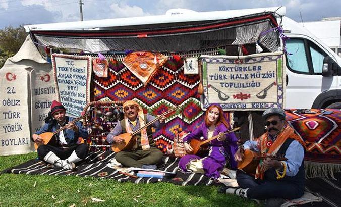 Türküleri yaşatmak için karavanıyla diyar diyar geziyor