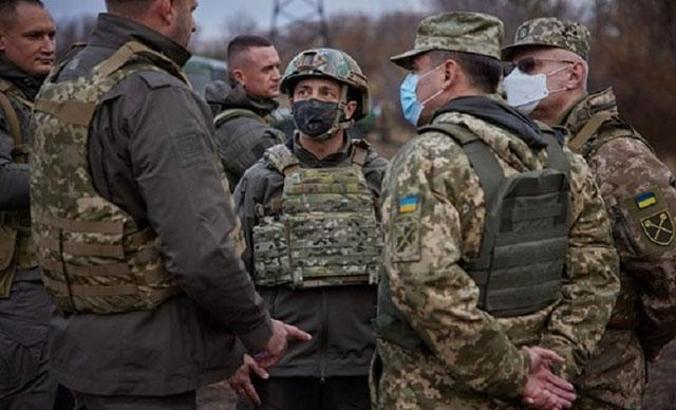 Ukrayna lideri Zelenskiy orduya moral vermek için Donbas’a gitti